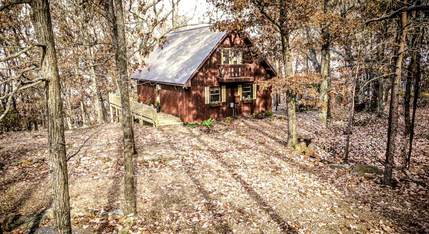 Peaceful Luxury Cabin with Floor-to-Ceiling Glass Views & Historic Gas Log Near Cloudland Canyon, Mentone, Alabama