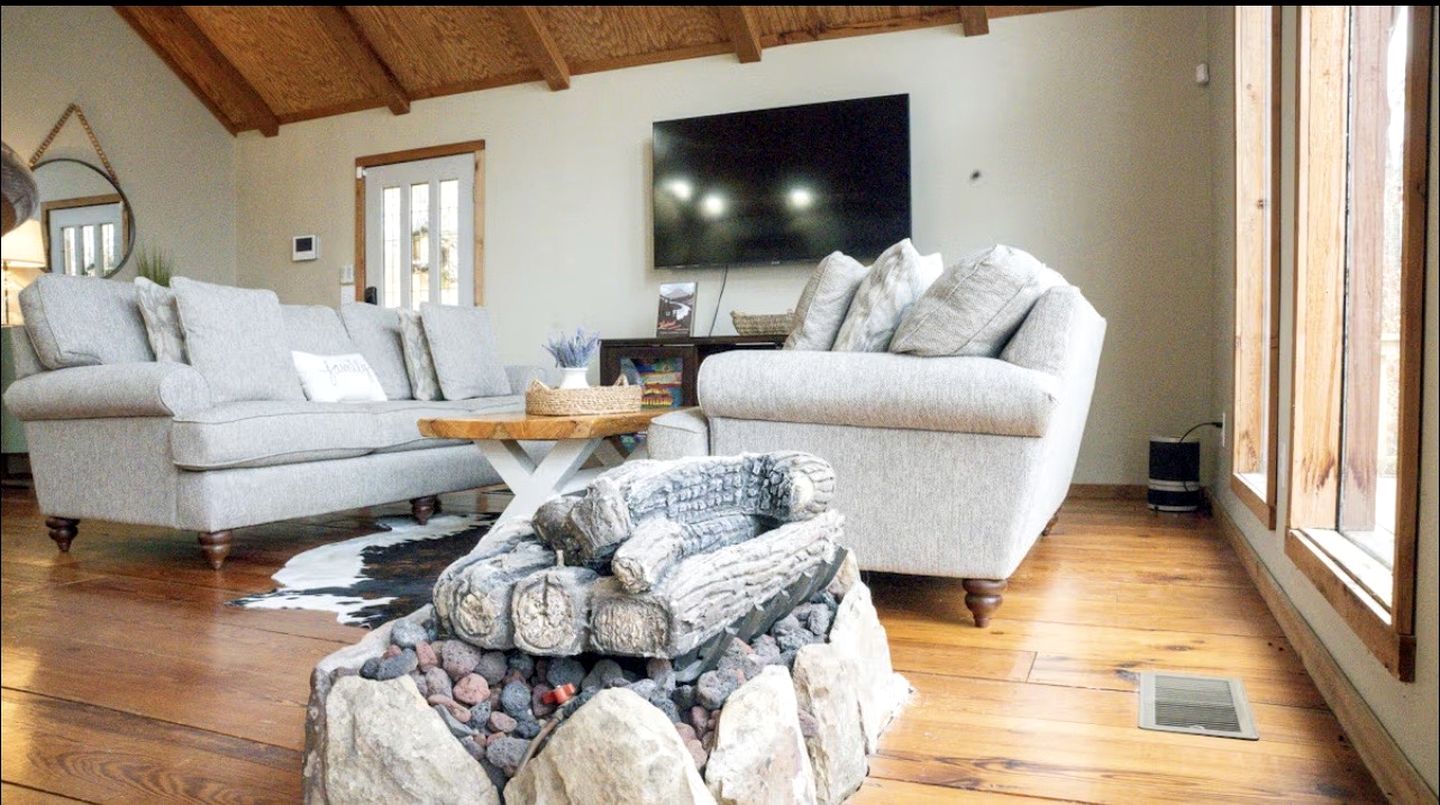 Peaceful Luxury Cabin with Floor-to-Ceiling Glass Views & Historic Gas Log Near Cloudland Canyon, Mentone, Alabama