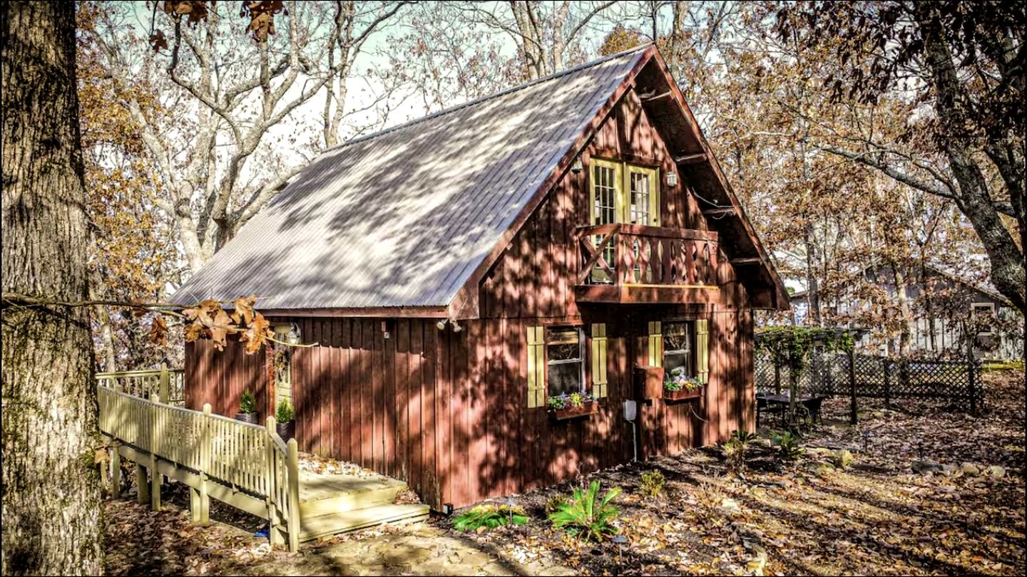 Peaceful Luxury Cabin with Floor-to-Ceiling Glass Views & Historic Gas Log Near Cloudland Canyon, Mentone, Alabama