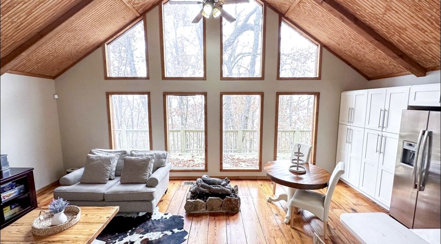 Peaceful Luxury Cabin with Floor-to-Ceiling Glass Views & Historic Gas Log Near Cloudland Canyon, Mentone, Alabama