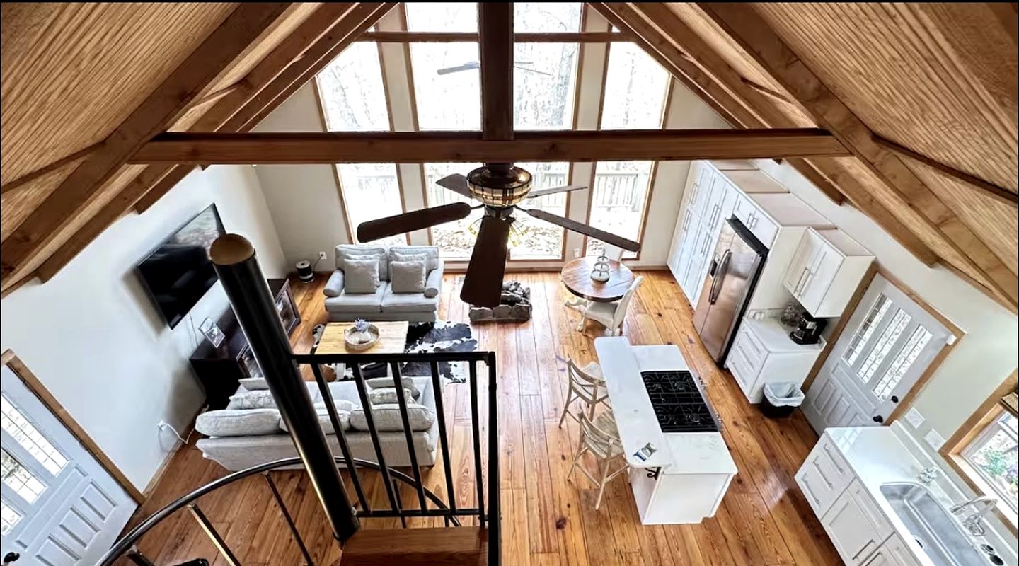Peaceful Luxury Cabin with Floor-to-Ceiling Glass Views & Historic Gas Log Near Cloudland Canyon, Mentone, Alabama