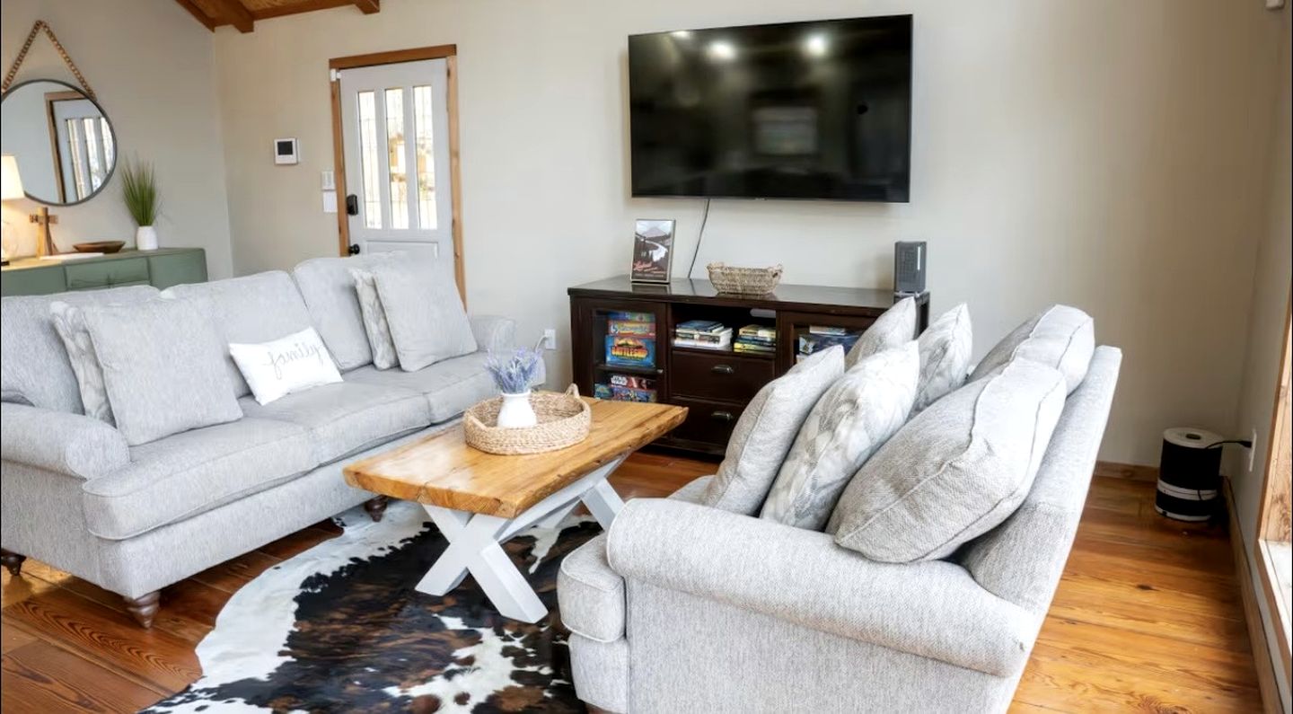 Peaceful Luxury Cabin with Floor-to-Ceiling Glass Views & Historic Gas Log Near Cloudland Canyon, Mentone, Alabama