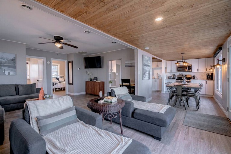 Cottages (Canada, Leamington, Ontario)