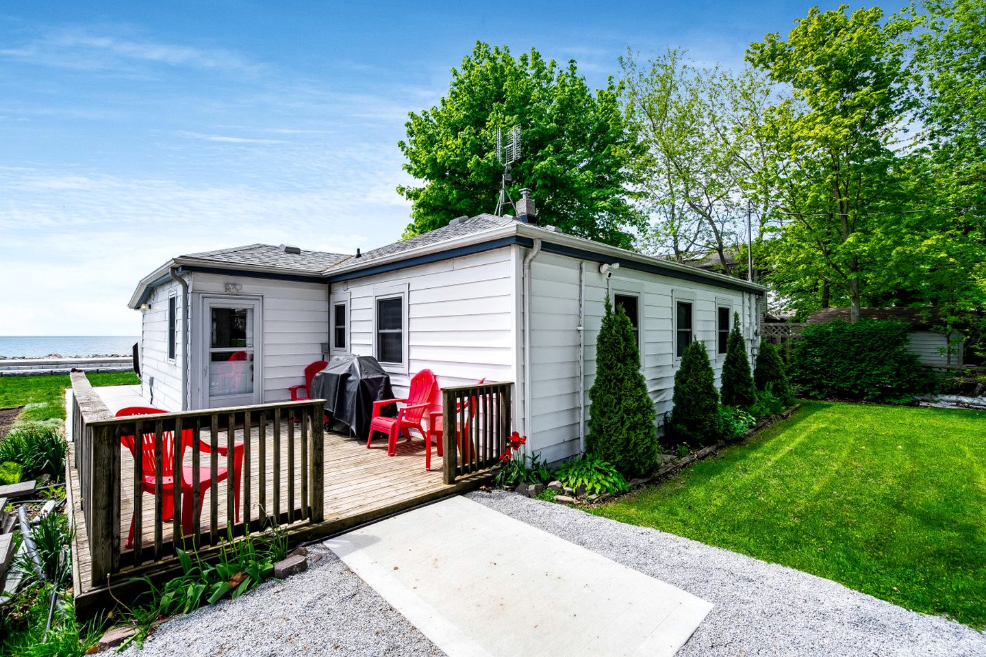 Fantastic Cottage with Fire Pit and Hot-tub in Leamington, Ontario
