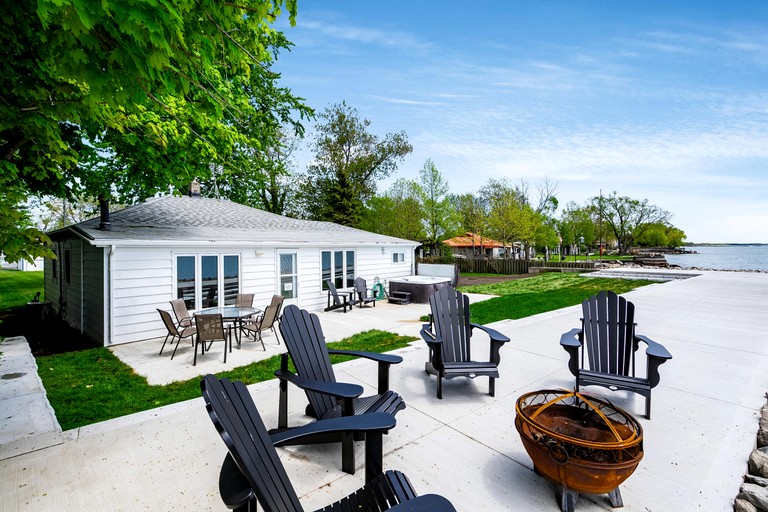 Fantastic Cottage with Fire Pit and Hot-tub in Leamington, Ontario