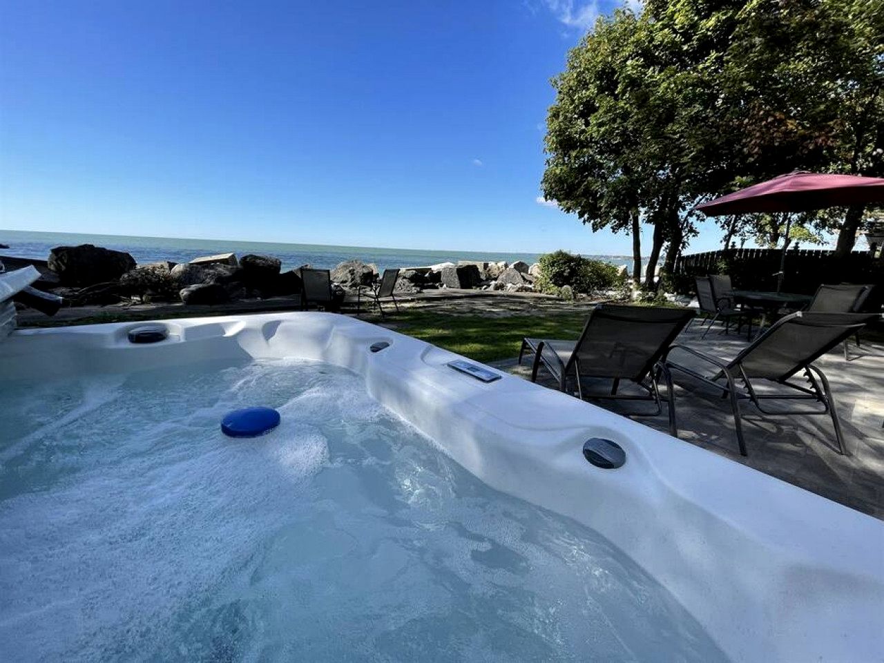 Fantastic Cottage with Fire Pit and Hot-tub in Leamington, Ontario