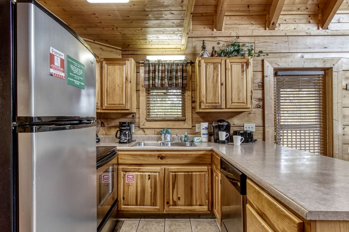 Lovely Cabin Retreat with Jacuzzi and Game Space in Tennessee