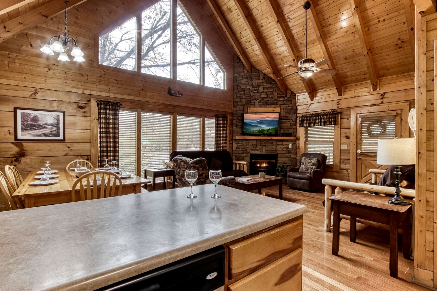 Lovely Cabin Retreat with Jacuzzi and Game Space in Tennessee