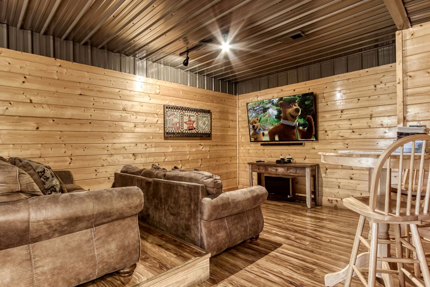 Lovely Cabin Retreat with Jacuzzi and Game Space in Tennessee