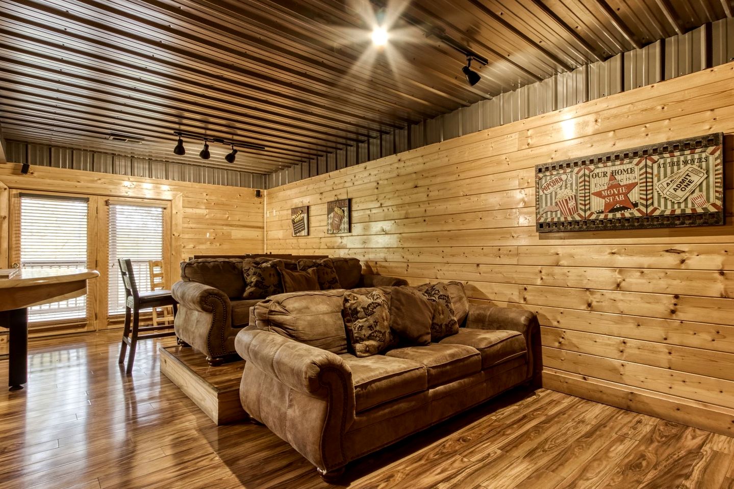 Lovely Cabin Retreat with Jacuzzi and Game Space in Tennessee