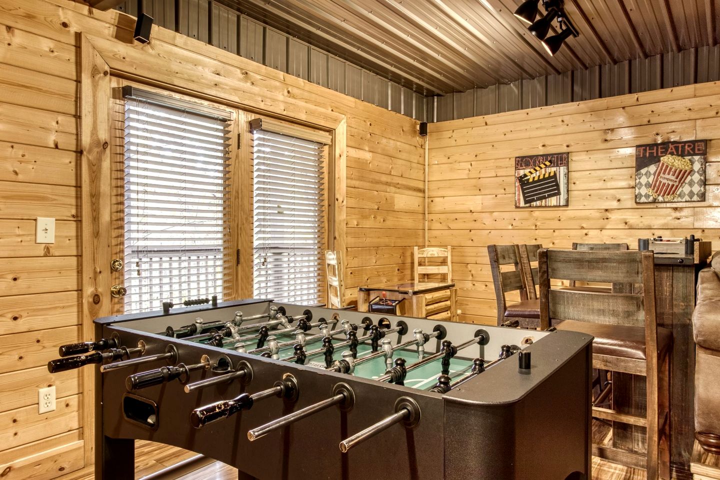 Lovely Cabin Retreat with Jacuzzi and Game Space in Tennessee