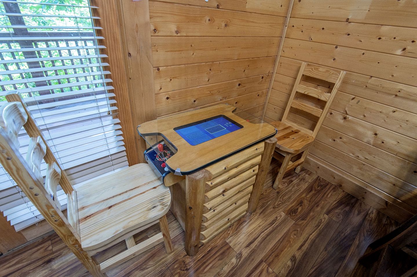 Lovely Cabin Retreat with Jacuzzi and Game Space in Tennessee