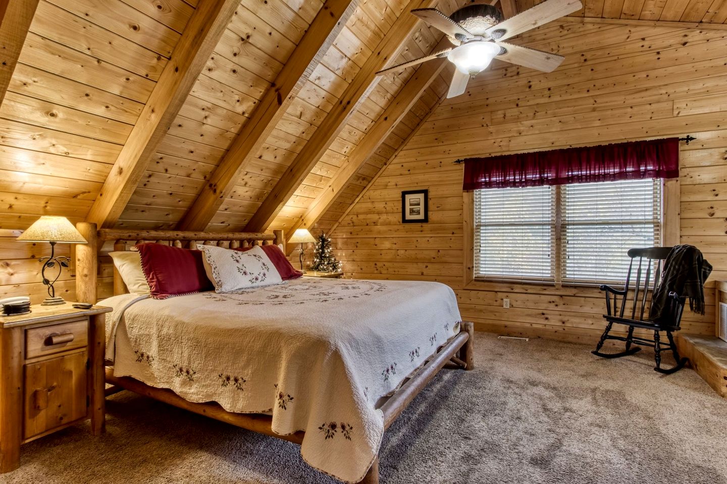 Lovely Cabin Retreat with Jacuzzi and Game Space in Tennessee