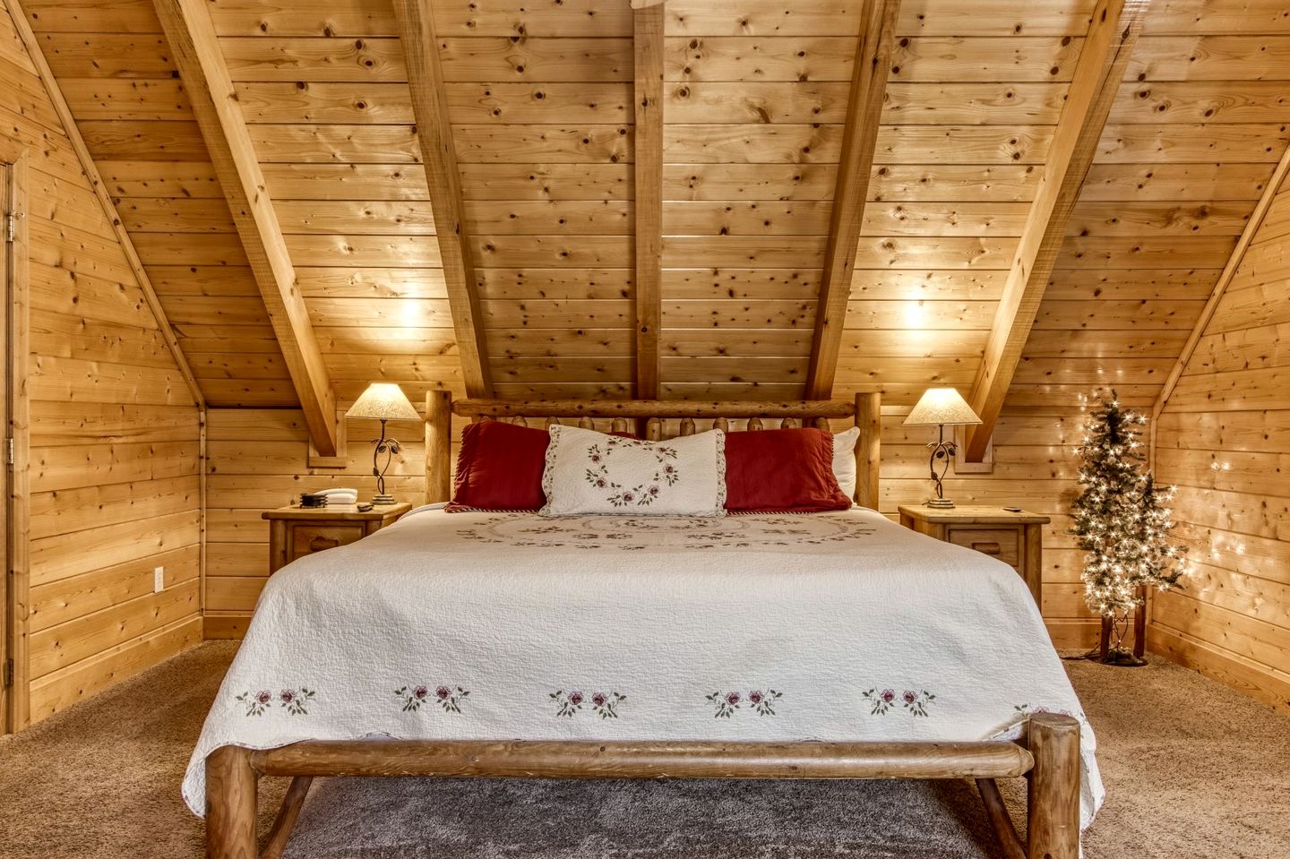 Lovely Cabin Retreat with Jacuzzi and Game Space in Tennessee