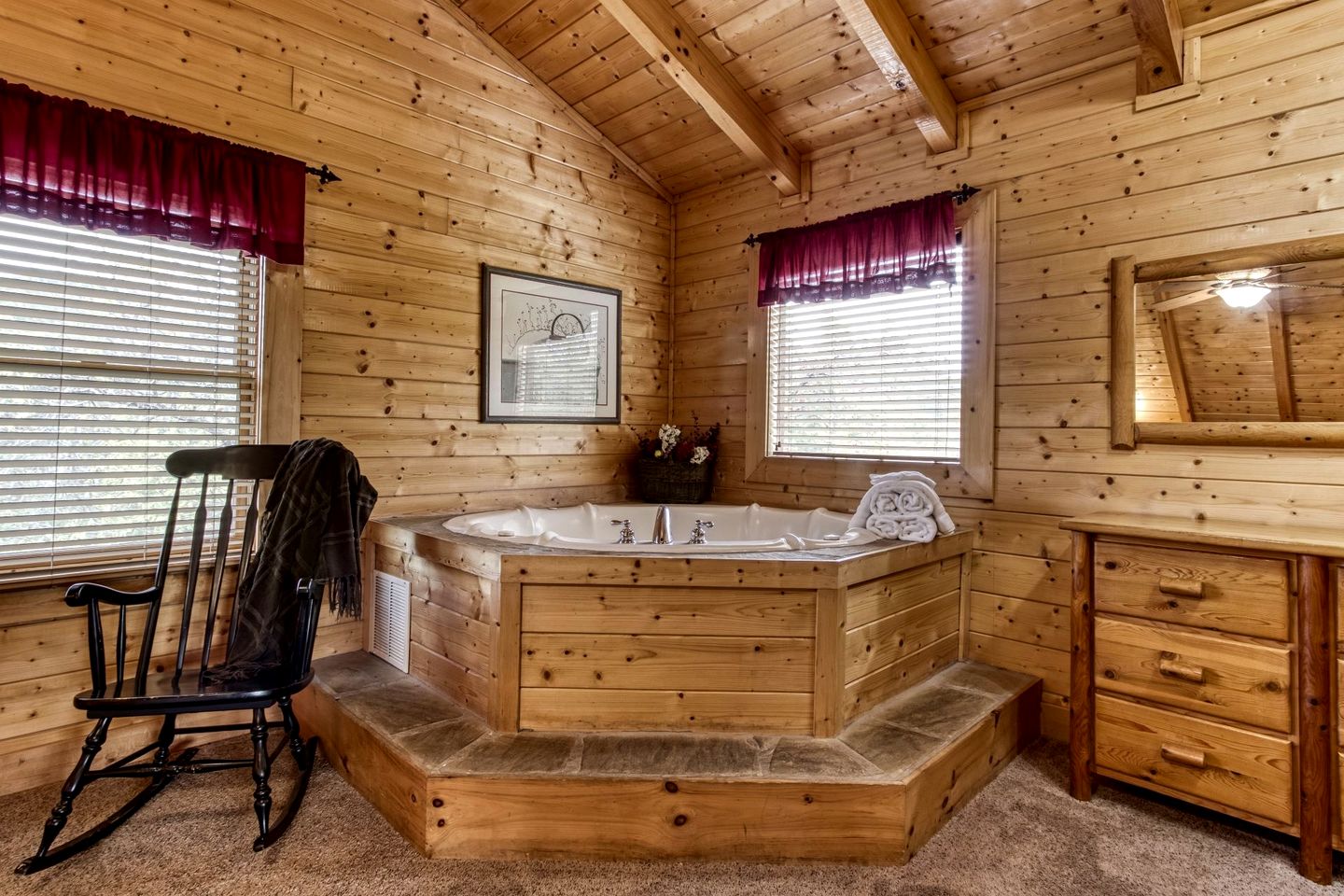 Lovely Cabin Retreat with Jacuzzi and Game Space in Tennessee