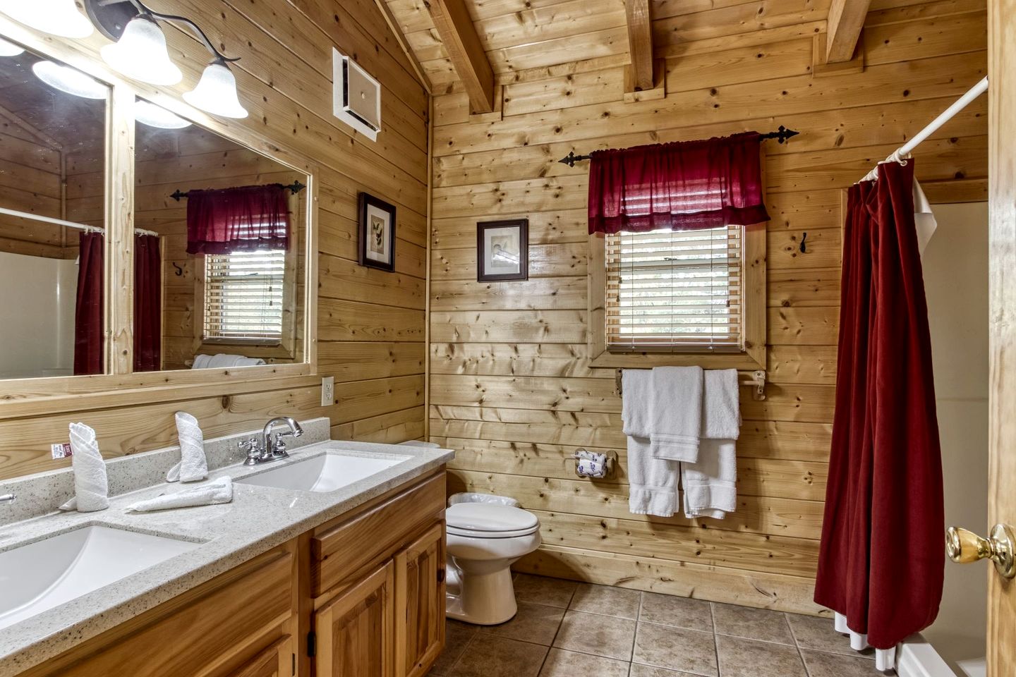 Lovely Cabin Retreat with Jacuzzi and Game Space in Tennessee