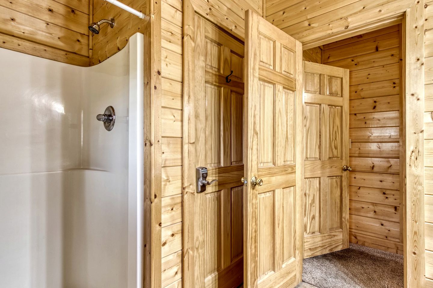 Lovely Cabin Retreat with Jacuzzi and Game Space in Tennessee