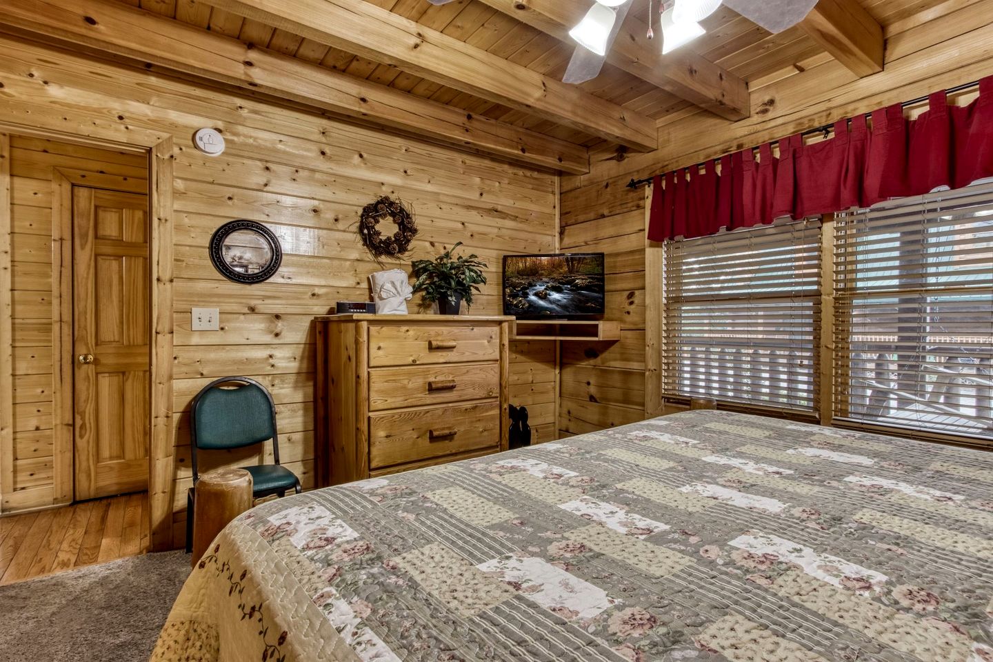Lovely Cabin Retreat with Jacuzzi and Game Space in Tennessee