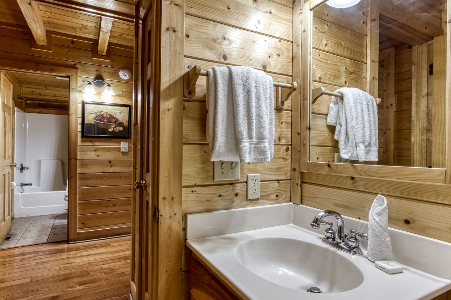 Lovely Cabin Retreat with Jacuzzi and Game Space in Tennessee
