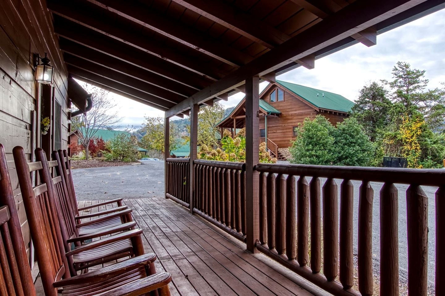 Lovely Cabin Retreat with Jacuzzi and Game Space in Tennessee
