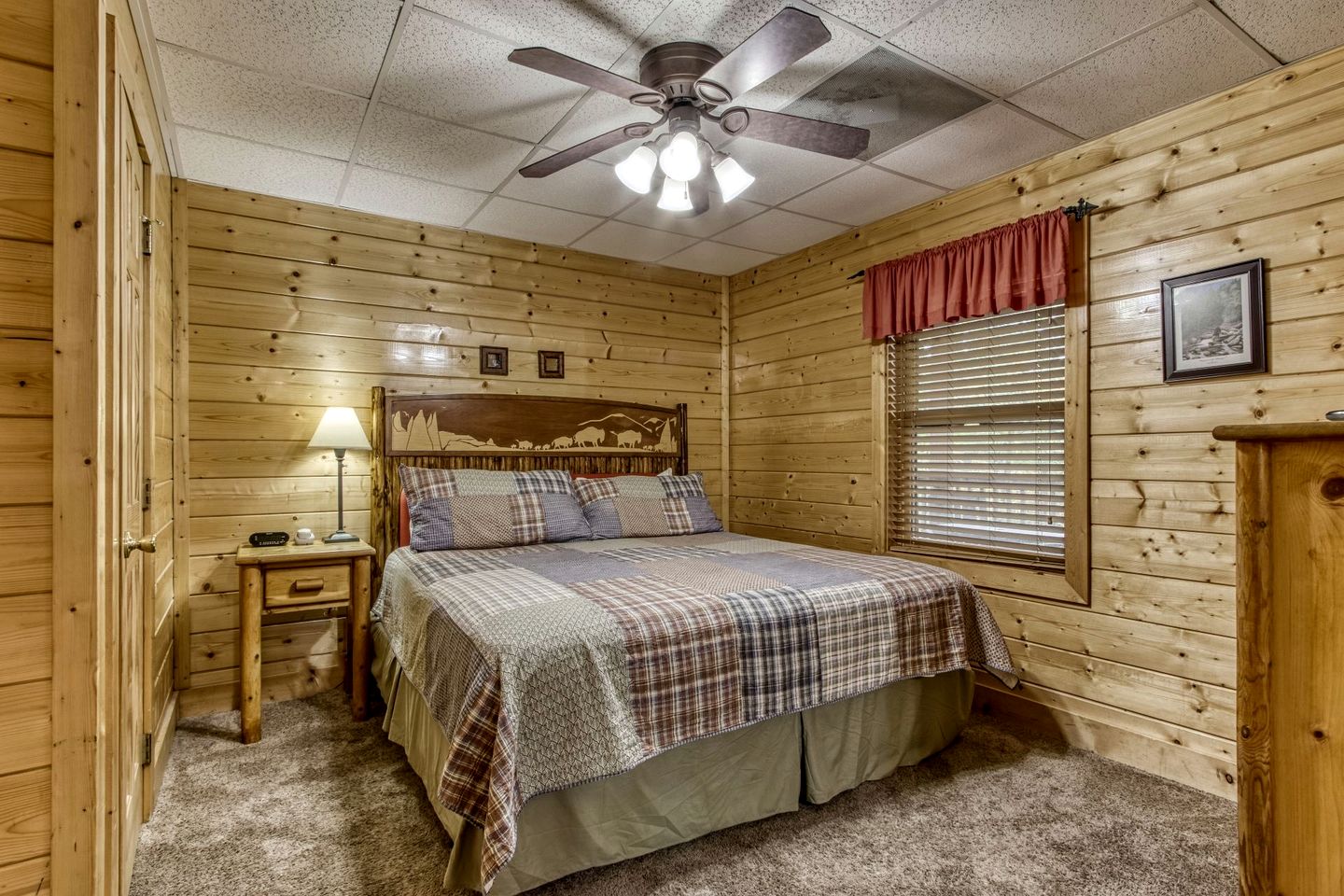 Lovely Cabin Retreat with Jacuzzi and Game Space in Tennessee