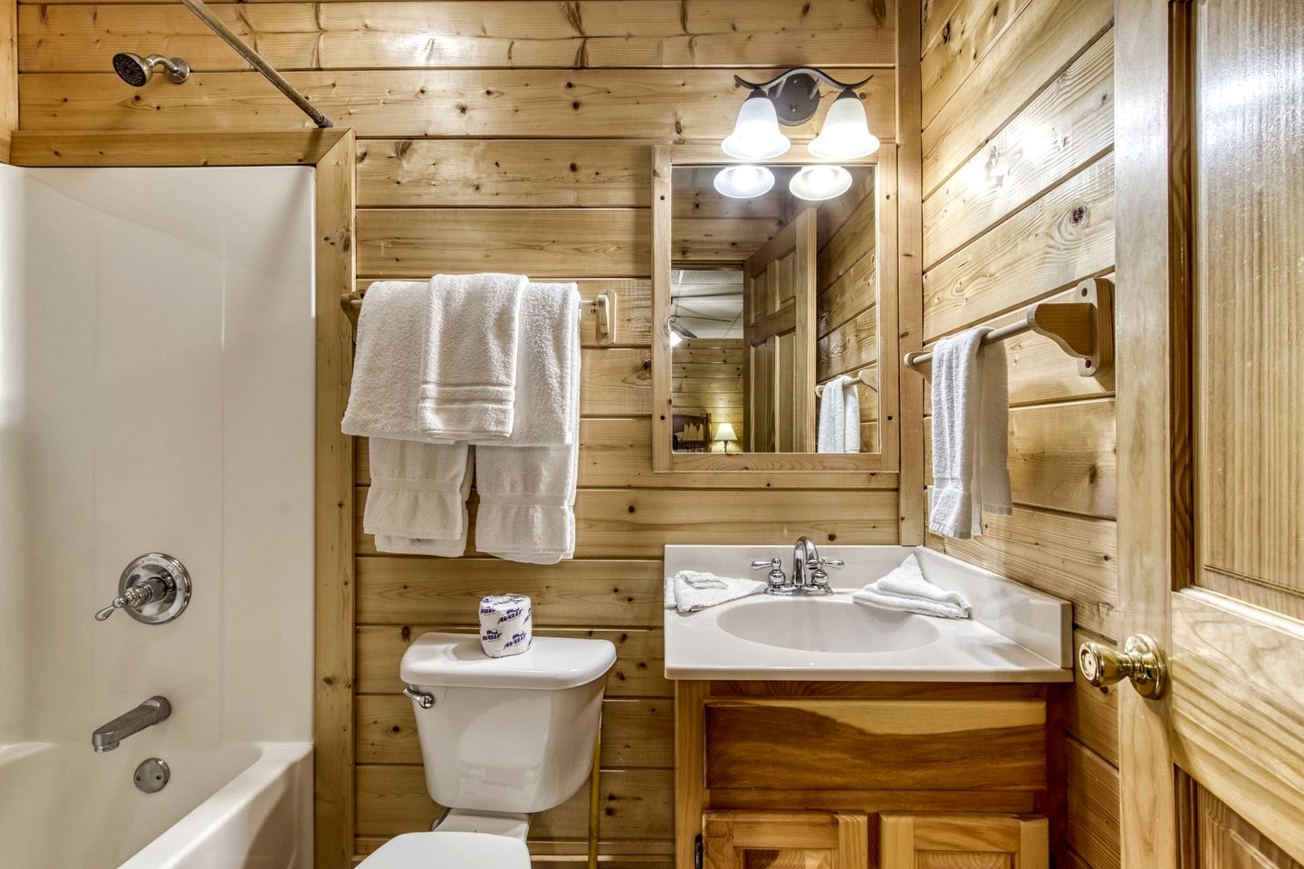 Lovely Cabin Retreat with Jacuzzi and Game Space in Tennessee
