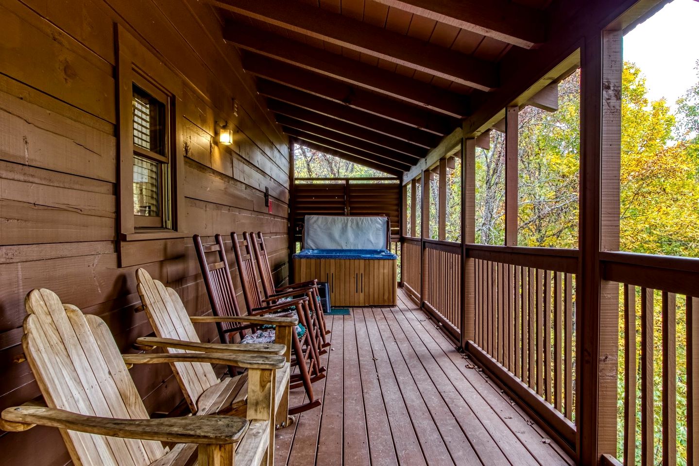 Lovely Cabin Retreat with Jacuzzi and Game Space in Tennessee