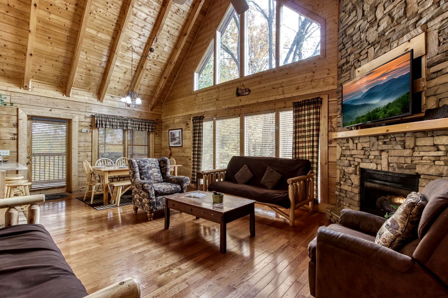Lovely Cabin Retreat with Jacuzzi and Game Space in Tennessee