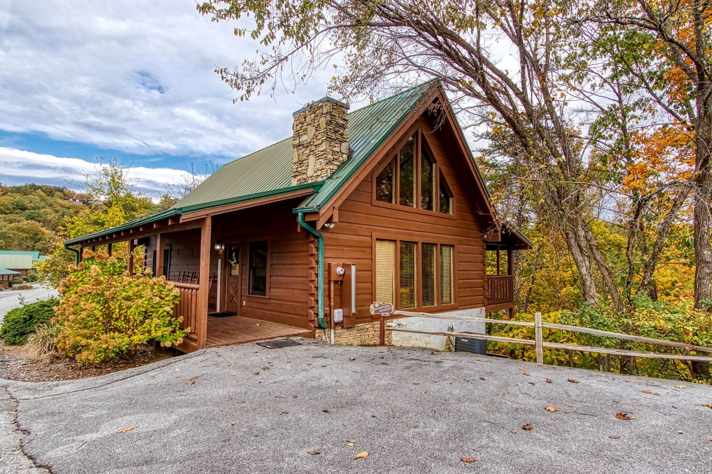 Lovely Cabin Retreat with Jacuzzi and Game Space in Tennessee