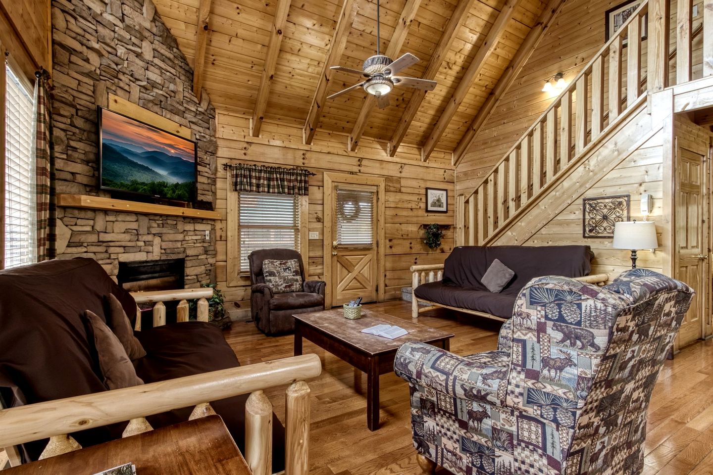 Lovely Cabin Retreat with Jacuzzi and Game Space in Tennessee