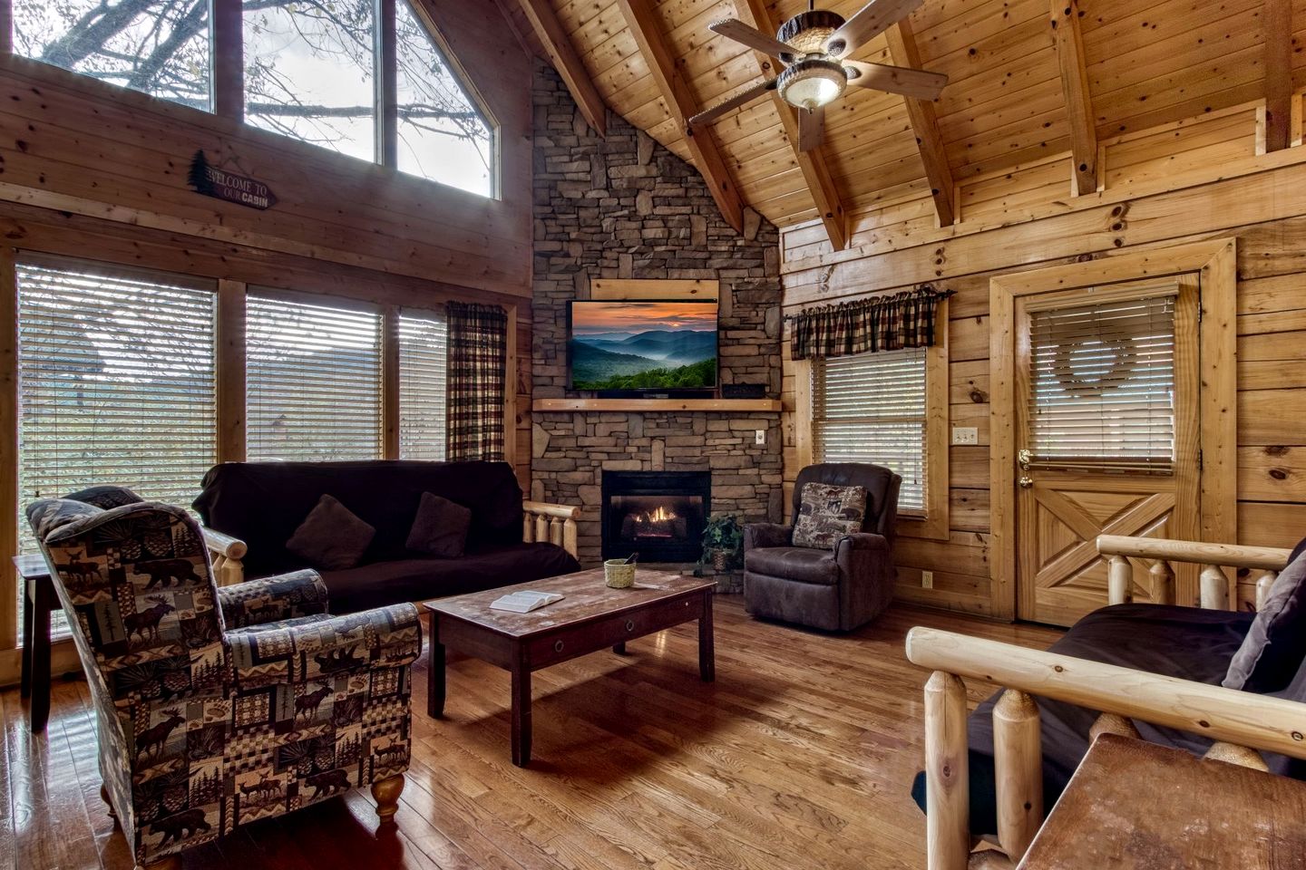 Lovely Cabin Retreat with Jacuzzi and Game Space in Tennessee