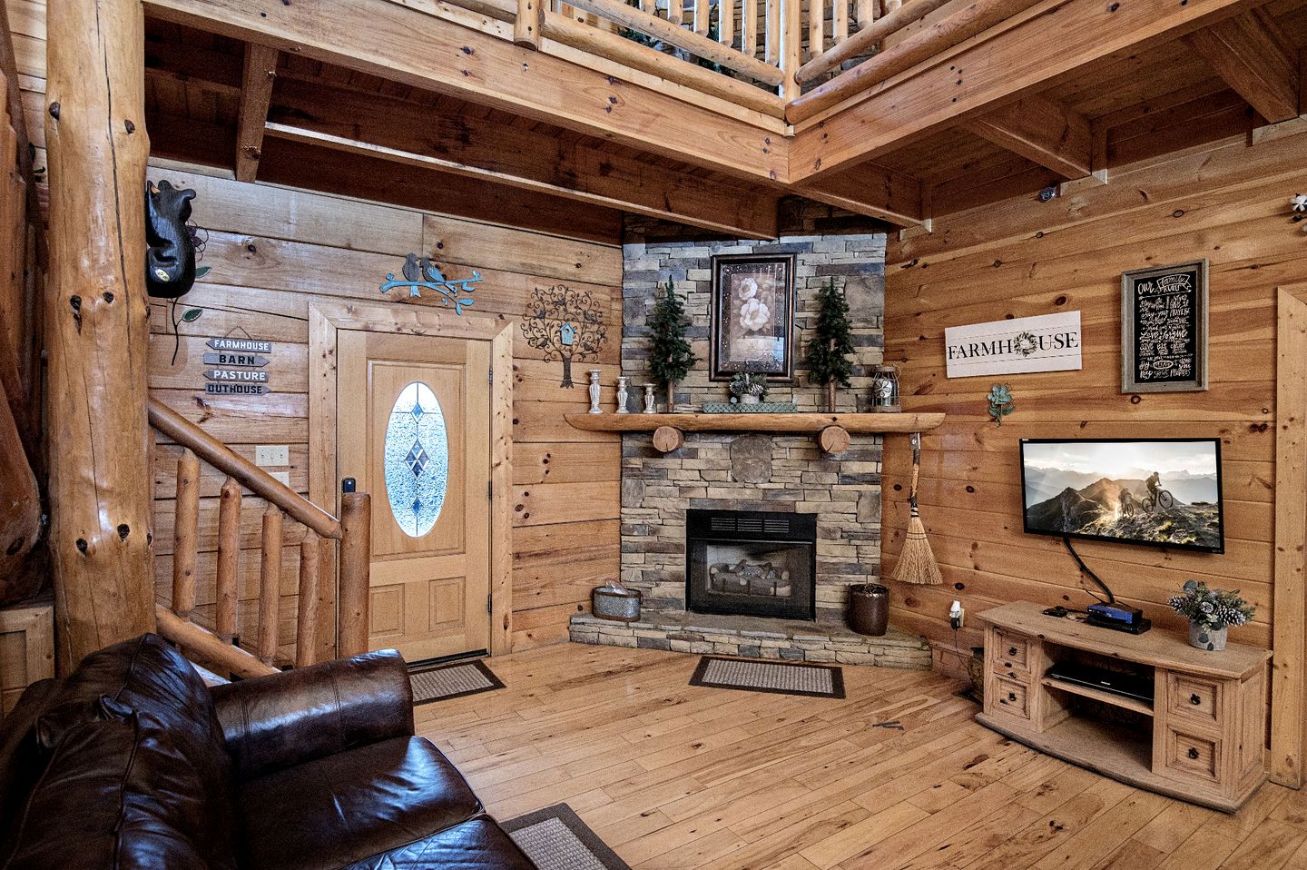 ERN854 - Wagon Wheel Lodge - Great Location! Close To All The Action! cabin in Tennessee