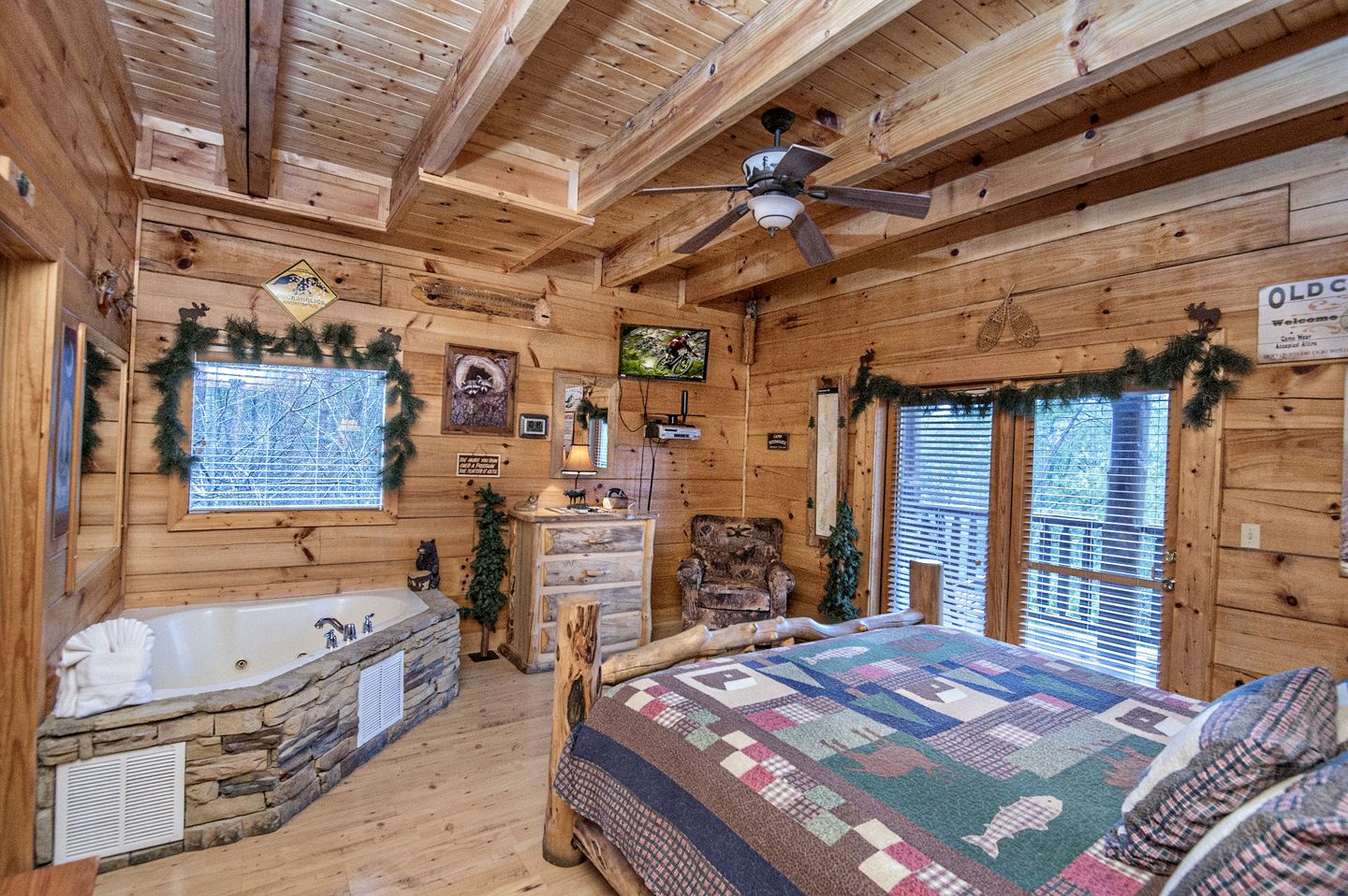 ERN854 - Wagon Wheel Lodge - Great Location! Close To All The Action! cabin in Tennessee