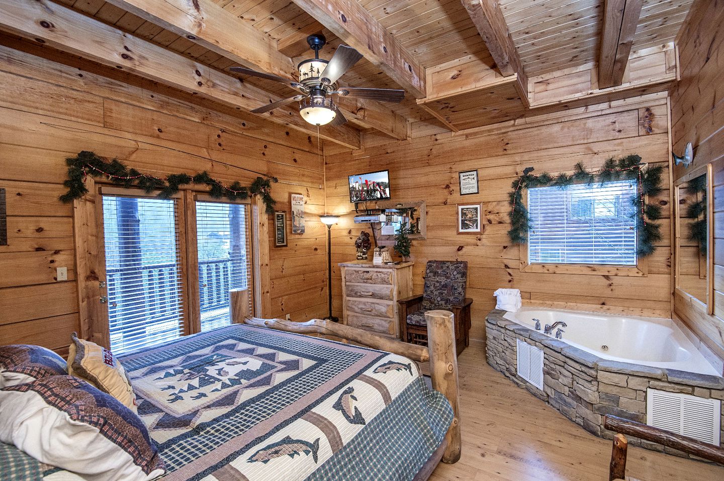 ERN854 - Wagon Wheel Lodge - Great Location! Close To All The Action! cabin in Tennessee