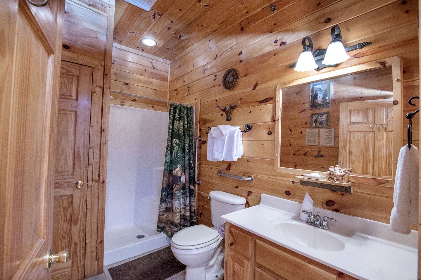 ERN854 - Wagon Wheel Lodge - Great Location! Close To All The Action! cabin in Tennessee
