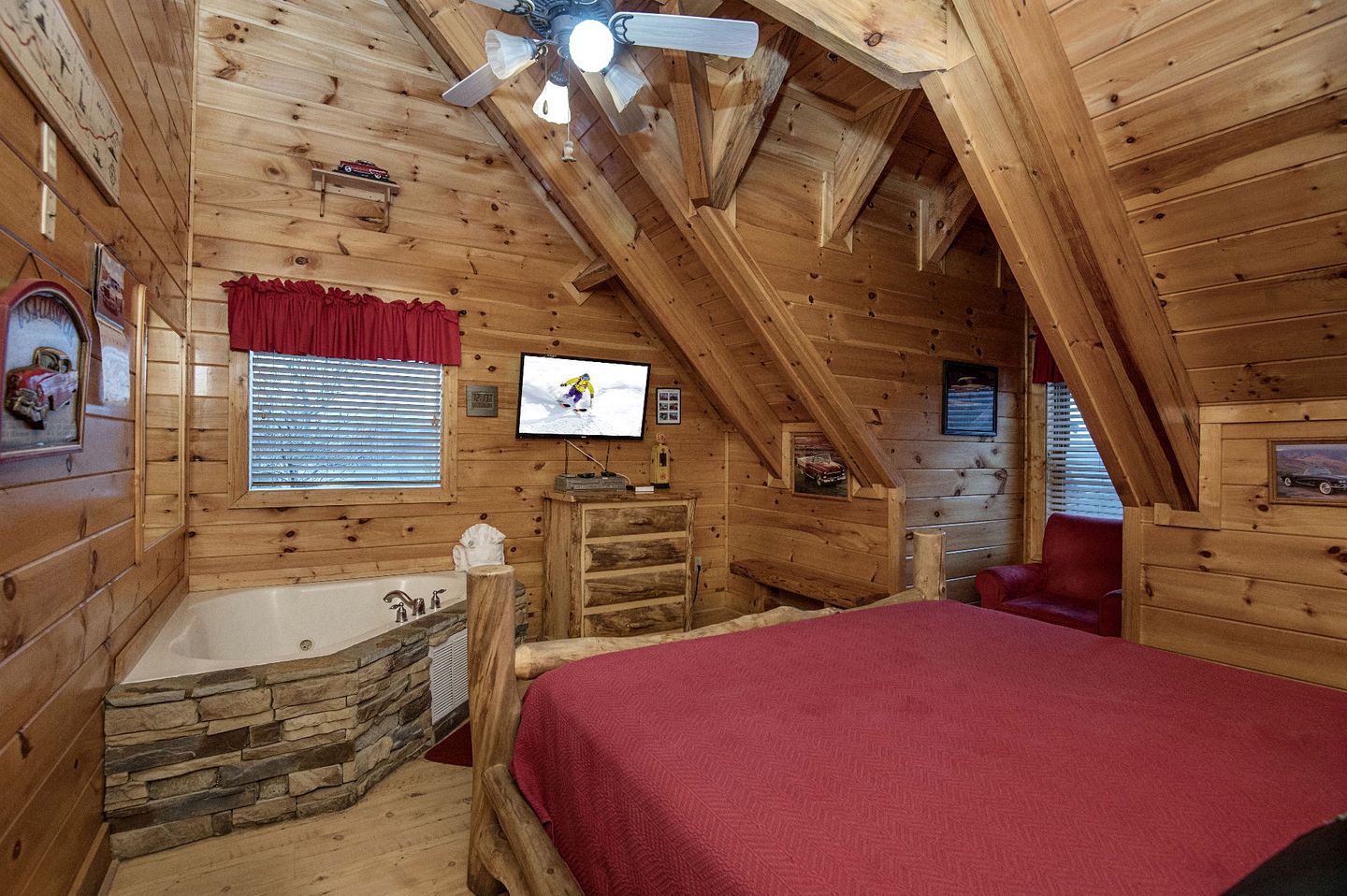 ERN854 - Wagon Wheel Lodge - Great Location! Close To All The Action! cabin in Tennessee