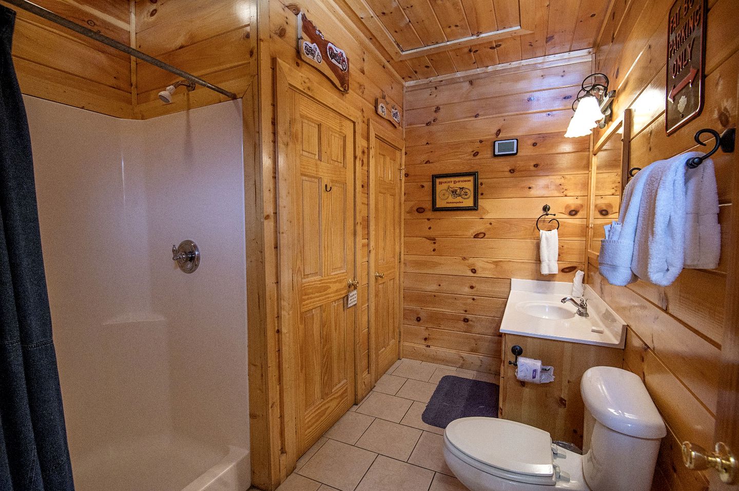 ERN854 - Wagon Wheel Lodge - Great Location! Close To All The Action! cabin in Tennessee