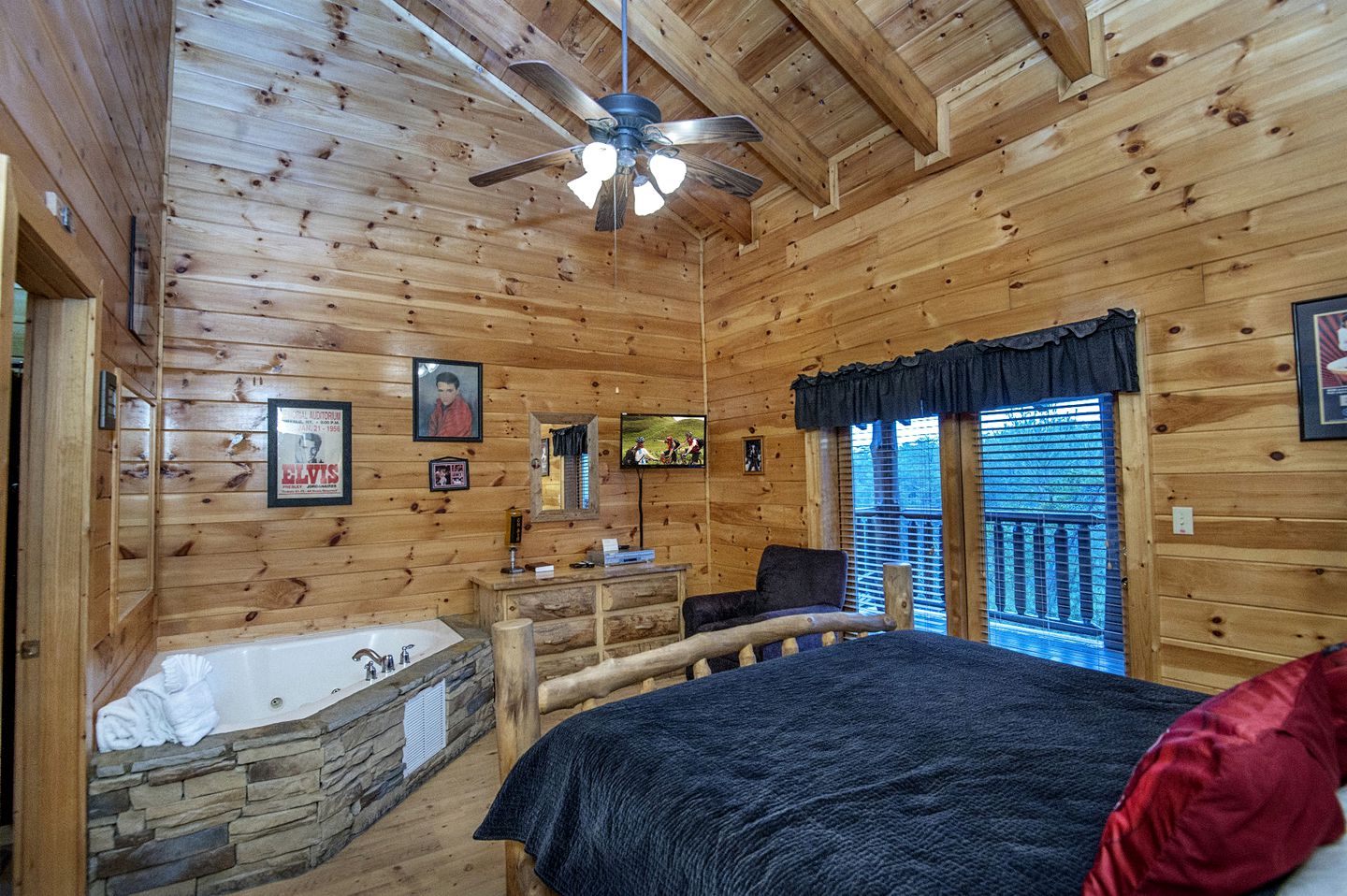 ERN854 - Wagon Wheel Lodge - Great Location! Close To All The Action! cabin in Tennessee