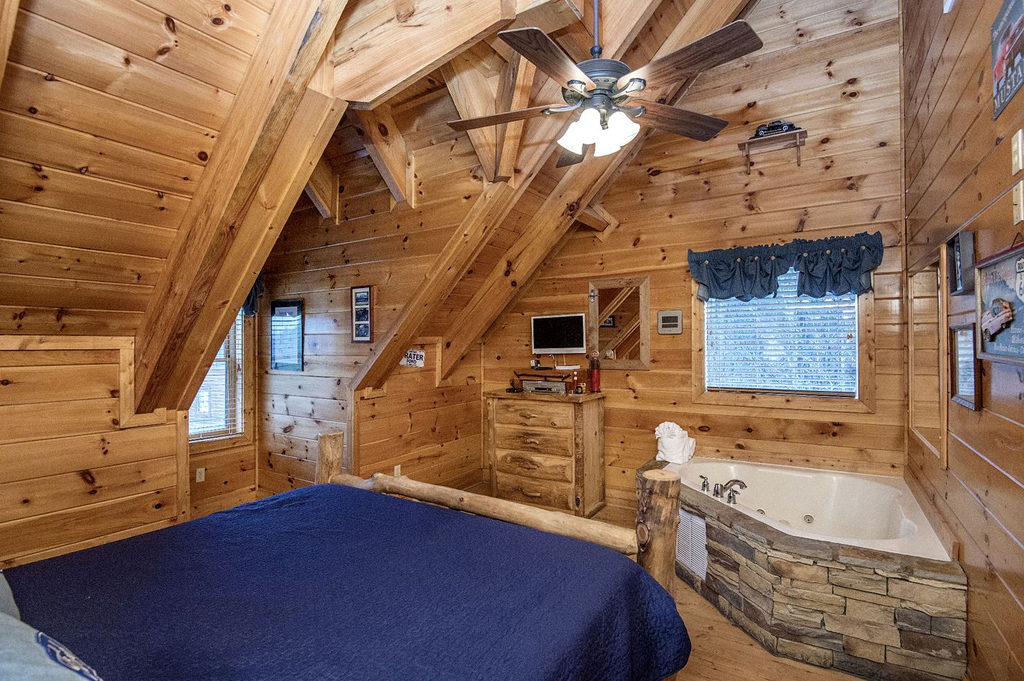 ERN854 - Wagon Wheel Lodge - Great Location! Close To All The Action! cabin in Tennessee