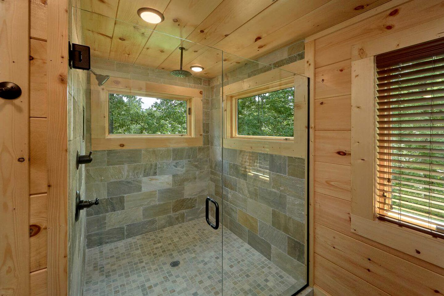 Fun-Filled Sevierville Cabin with a Pool and Mini-Golf for Family Getaways in Tennessee