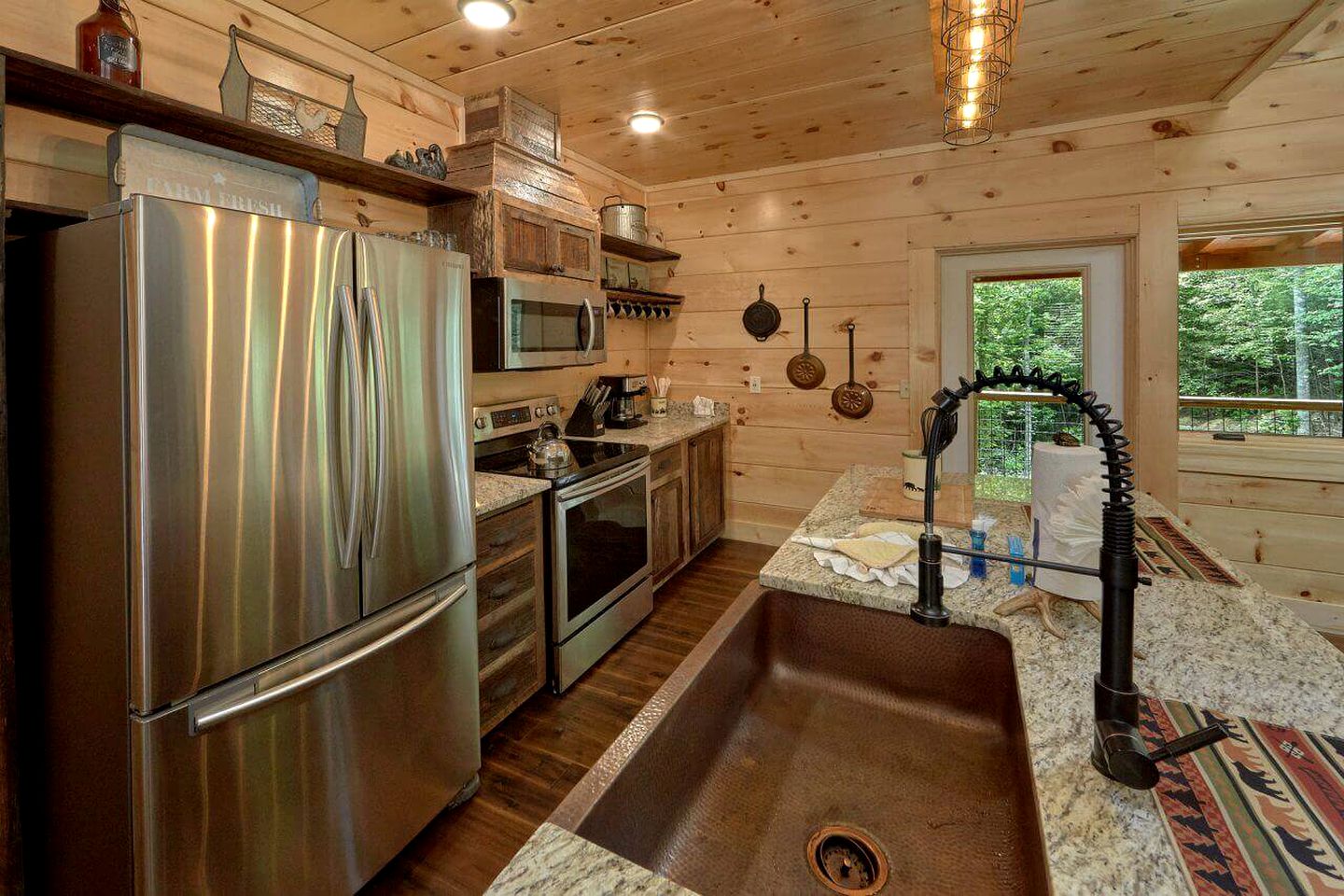 Fun-Filled Sevierville Cabin with a Pool and Mini-Golf for Family Getaways in Tennessee