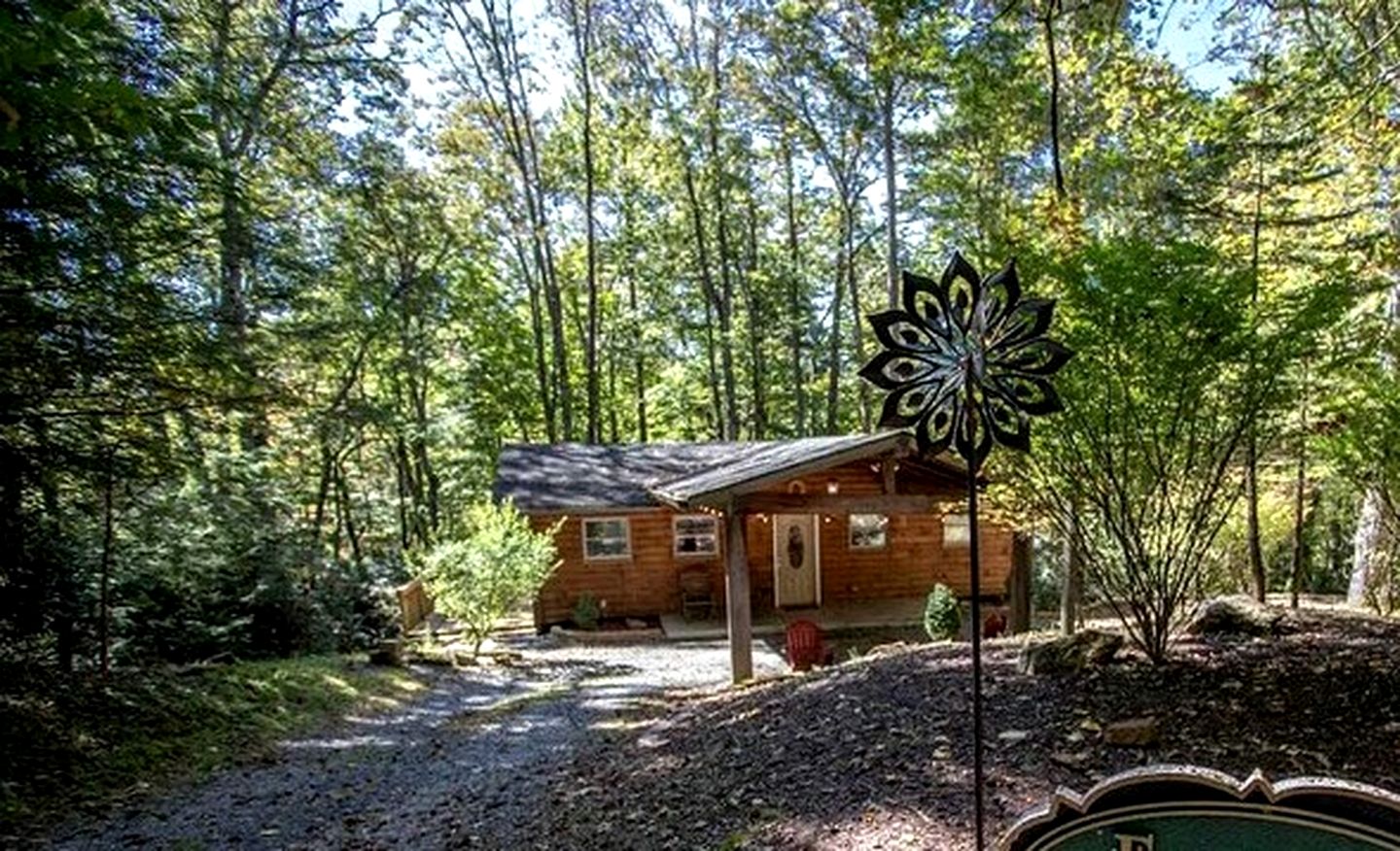 Lovely Cabin with Hot Tub Surrounded by Trees for a Peaceful Getaway in Nature in Boone, North Carolina | Cabins (Boone, North Carolina, United States