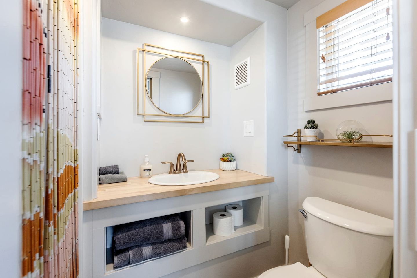 Escape to Intimacy: Fully Equipped Original Tiny House in Apple Valley