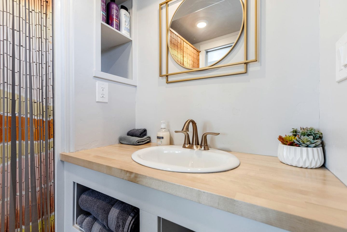 Escape to Intimacy: Fully Equipped Original Tiny House in Apple Valley