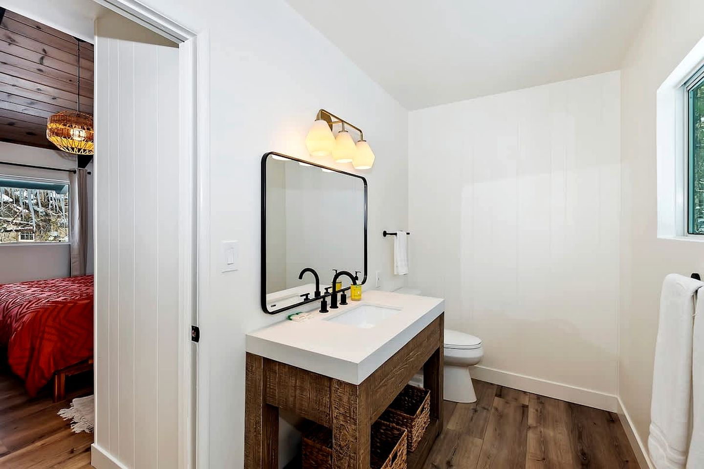 Escape to Paradise: Incredible Cabin with Lake Views and Loft in California