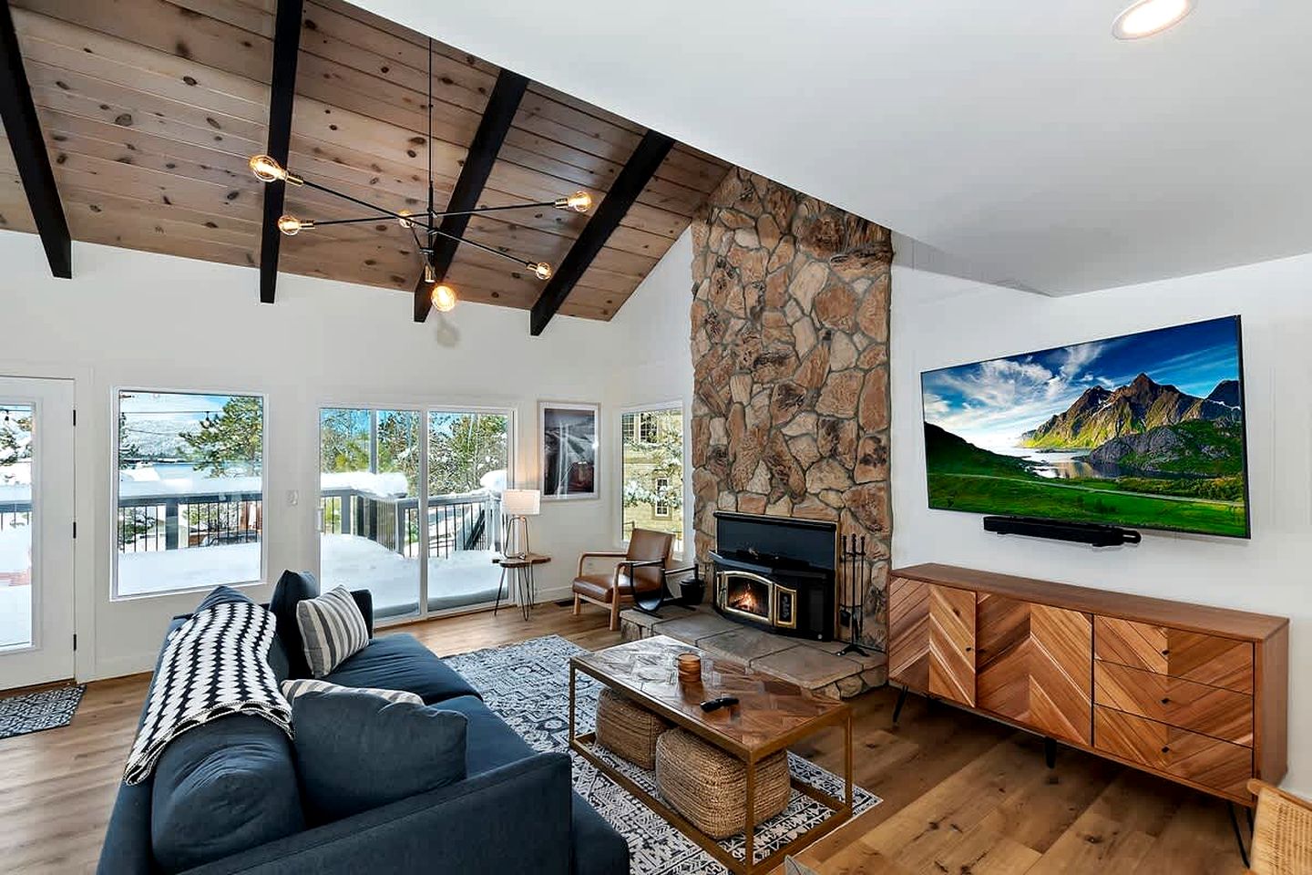 Escape to Paradise: Incredible Cabin with Lake Views and Loft in California