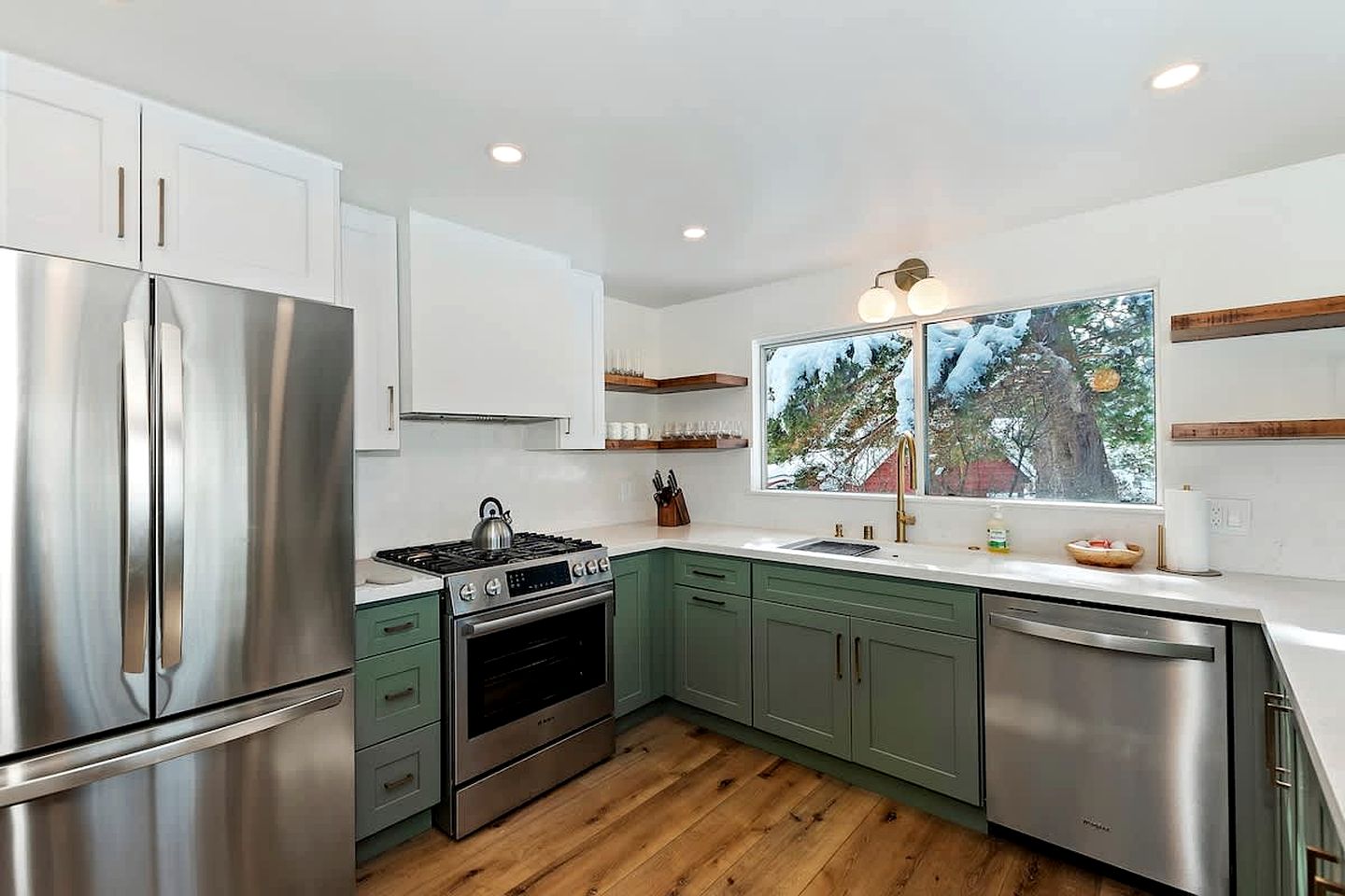 Escape to Paradise: Incredible Cabin with Lake Views and Loft in California