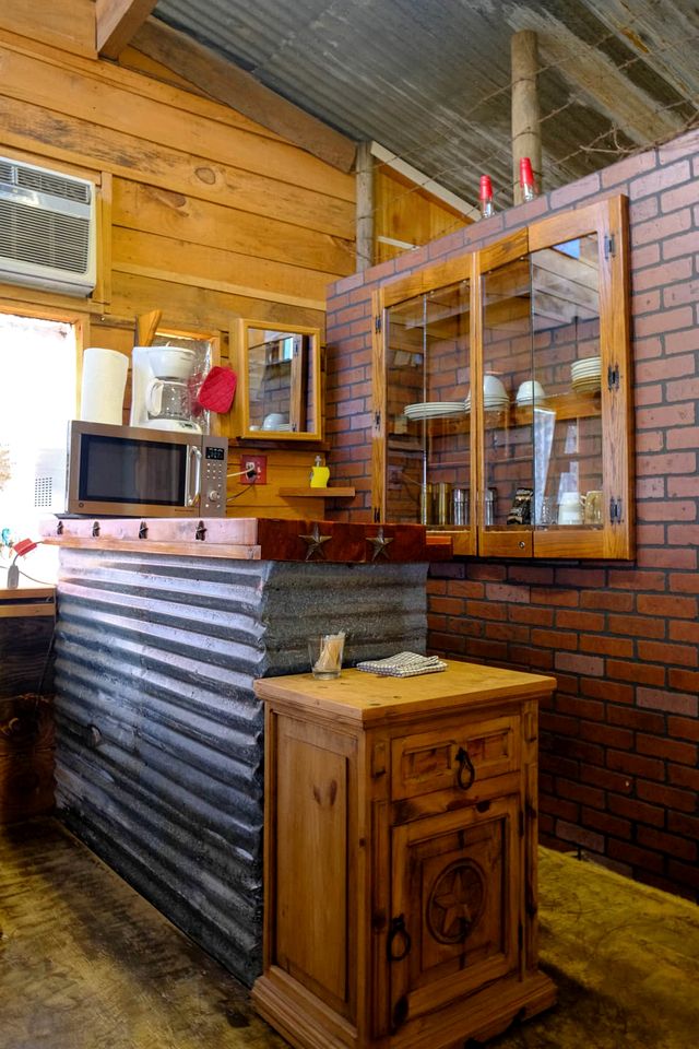 Escape to the Stars: Rustic Cabin for a Relaxing Getaway near Mount Enterprise, Texas