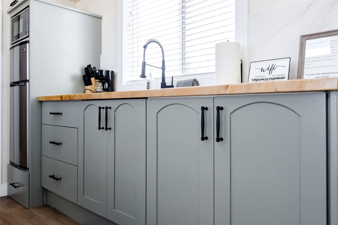 Escape in Style: Fully Equipped Modern Tiny House in Apple Valley, Utah