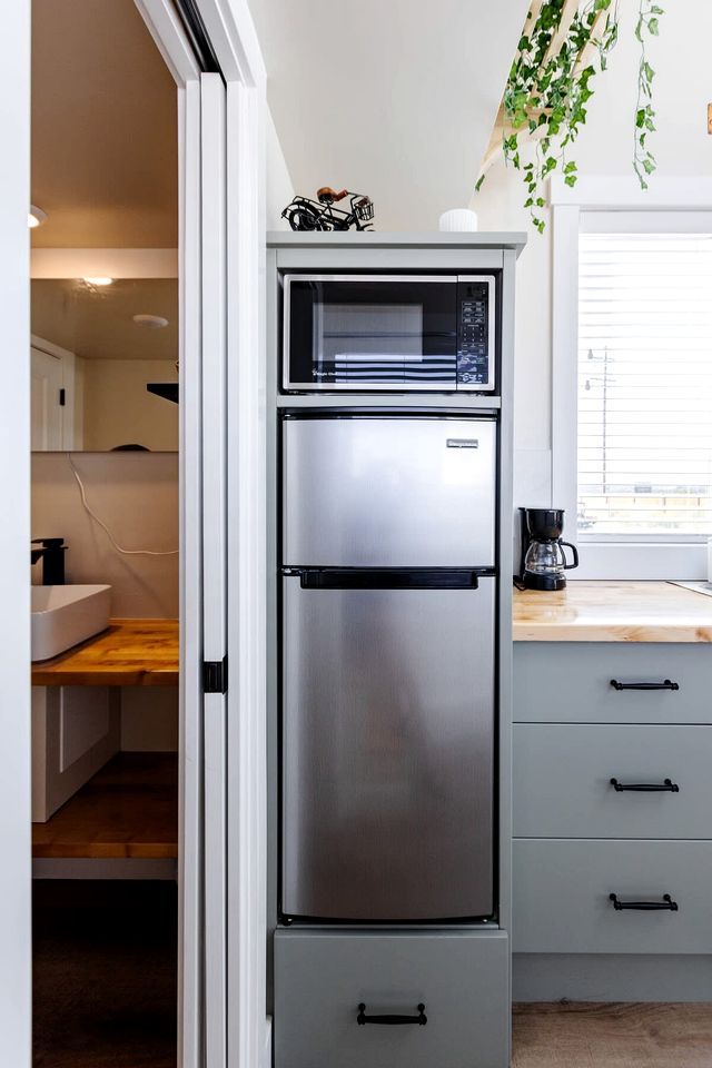 Escape in Style: Fully Equipped Modern Tiny House in Apple Valley, Utah